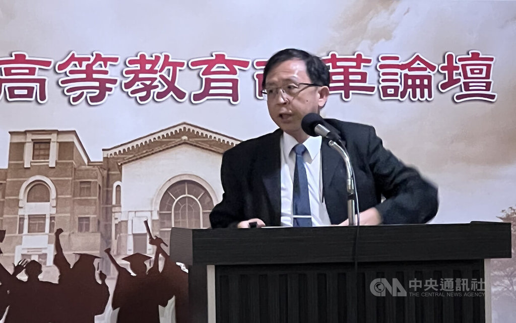 私立大學校院協進會理事長何明果25日在「2023高等教育改革論壇」中指出，在少子女化趨勢下，學生總數越來越少，也不是每個人都適合讀資通訊，學校一直外加名額，也難解決產業缺工問題。 圖：中央社