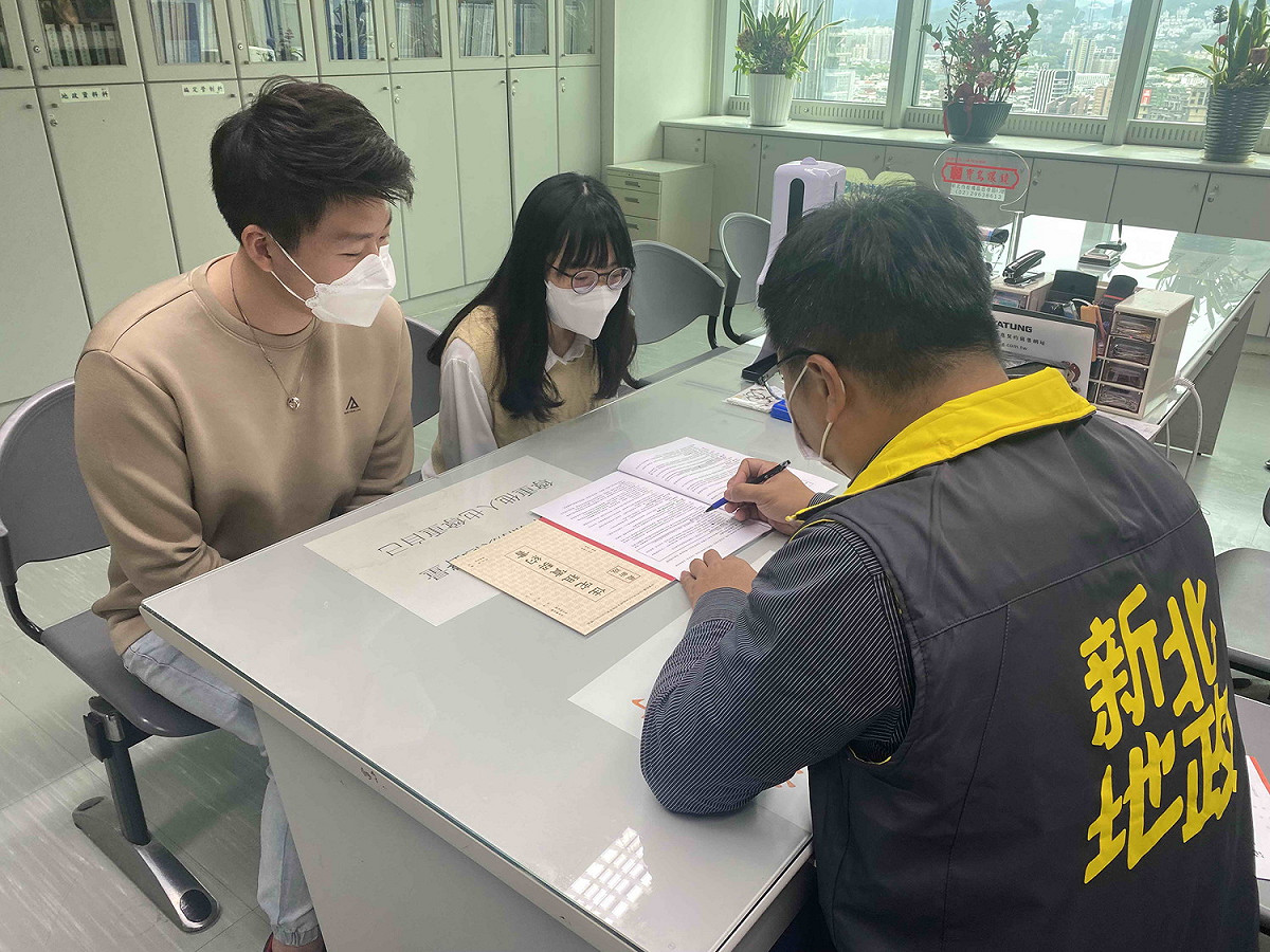新北地政局化身神隊友，為大學生檢視租賃契約書是否合於規定。 圖：新北市地政局提供