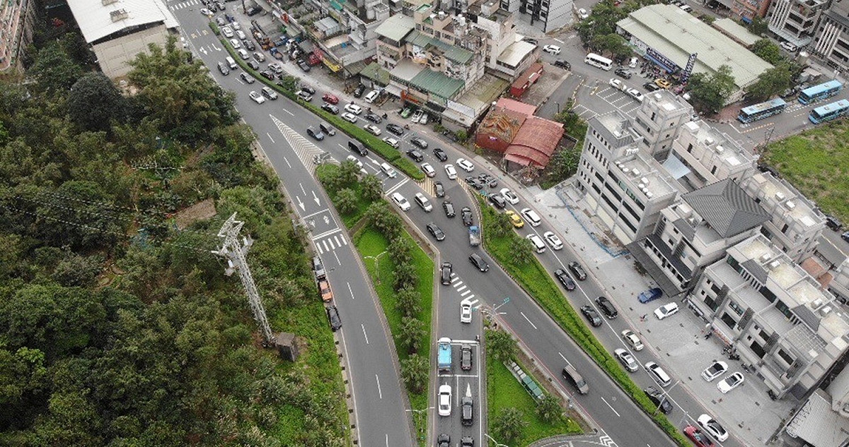 清明節5天連續假期，公路總局第一區養護工程處建議民眾中長程行車，在出發前先上網了解路況選擇路線，避開壅塞路段和時段。 圖：公路總局第一區養護工程處提供
