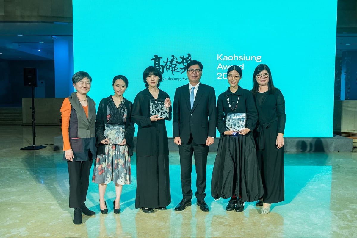 陳其邁(右三)、王文翠(右一)、李玉玲(左一)與三位《2023高雄獎》首獎得主。 圖：高雄市立美術館/提供