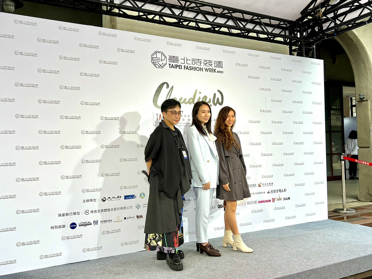 新北市政府青年局長錢念群（中間）出席「台北時裝週AW23」。 圖：新北市政府青年局