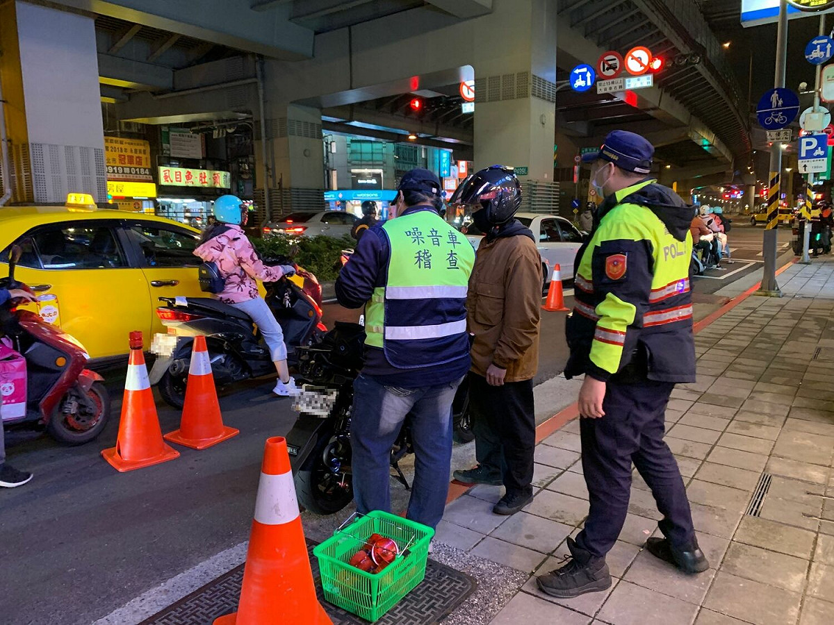 新北環警於夜間管制時段進行攔查。 圖：新北市環保局提供