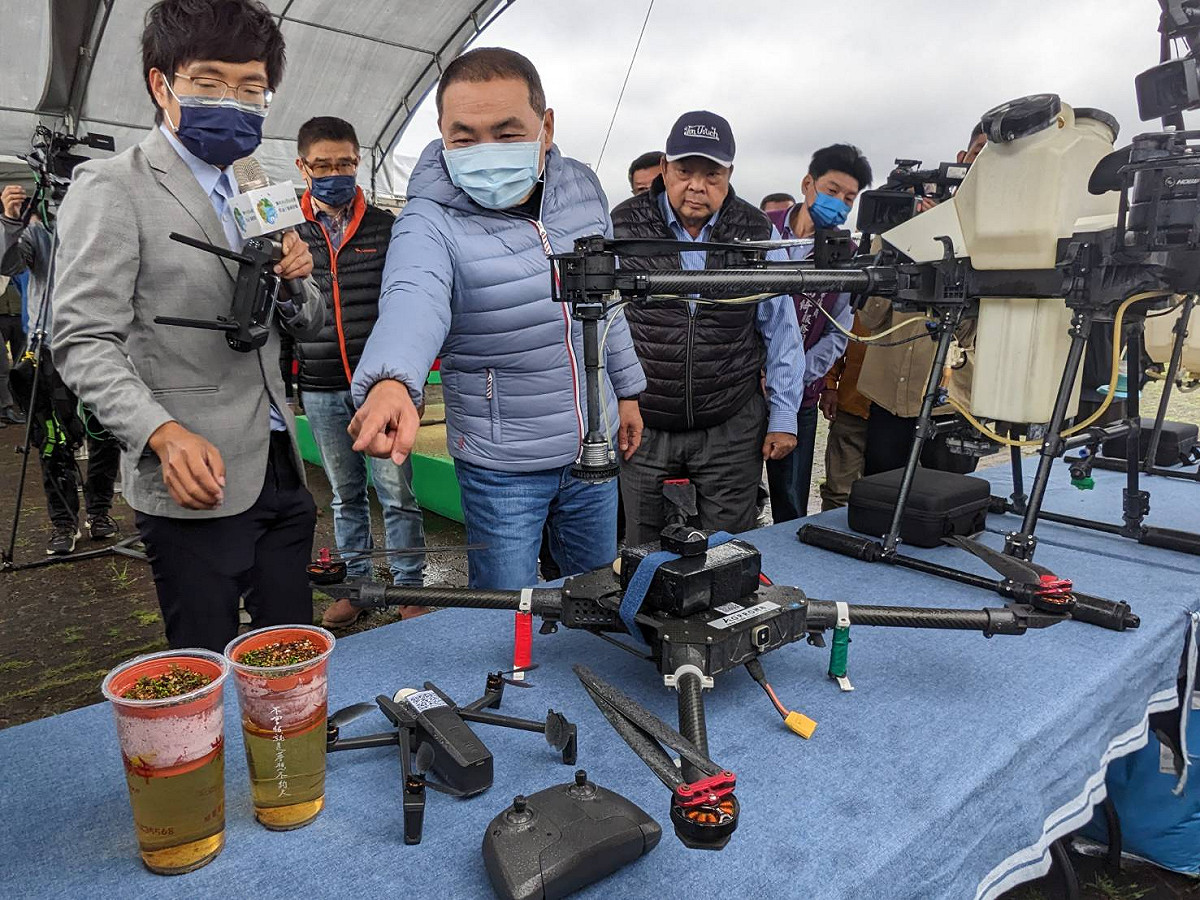 今年結合中興大學執行崩塌地植生治理經驗及農業科技公司無人機技術，推動空中植樹，侯友宜現場聽取說明。 圖：新北市農業局提供