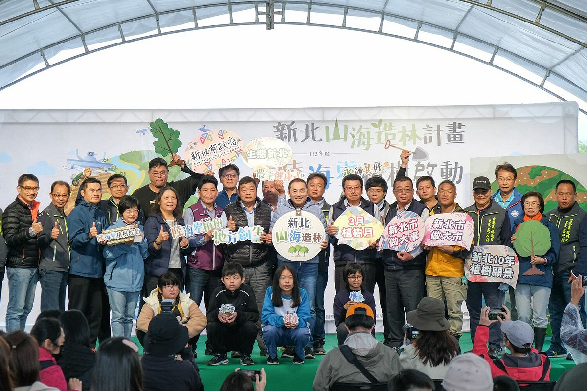市長侯友宜今日在貢寮龍門運動公園與在地學童、里民、志工及民間團體宣告「陸海空植樹」啟動。 圖：新北市農業局提供