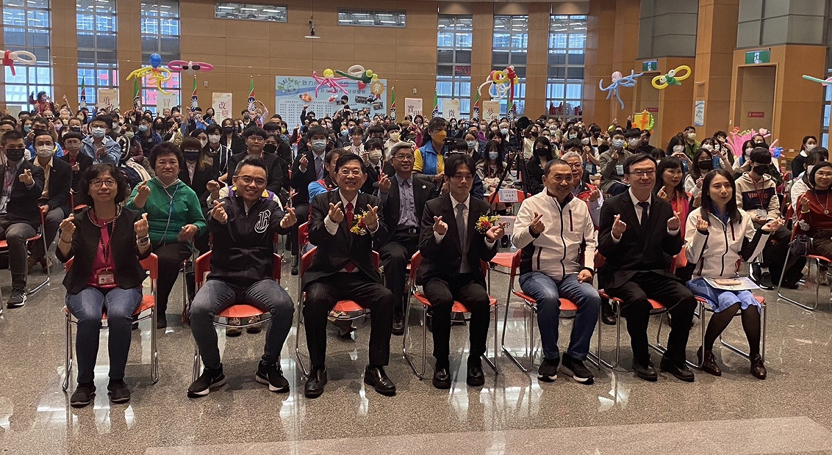 新北市長侯友宜出席新北市青年行動年會暨優秀青年表揚大會，感謝獲獎的青年朋友，也勉勵大家一起為國家社會努力，立委洪孟楷等地方人士也到場。 圖：新北市青年局提供