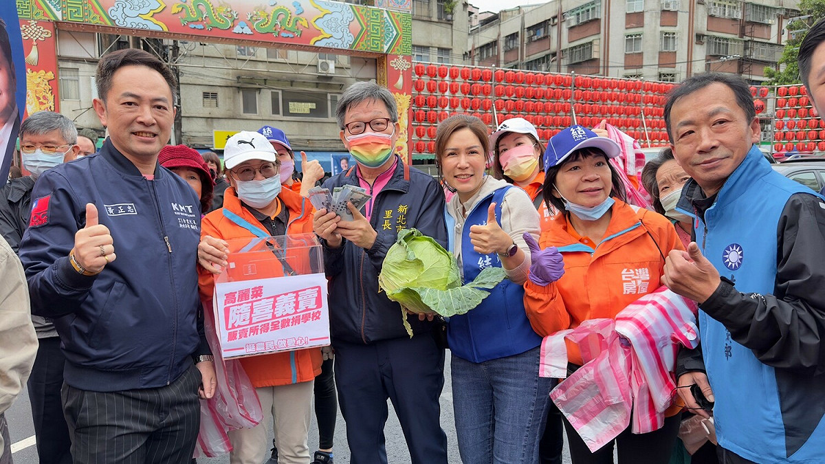 新北市議員林金結、太太潘素文發起義賣高麗菜助菜農，大家手棒高麗菜合照。 圖：林金結服務處提供