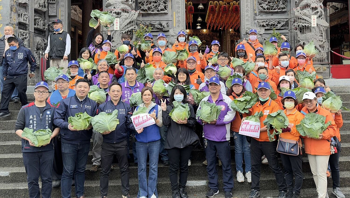 新北市議員林金結、太太潘素文發起義賣高麗菜助菜農，在三峽、土城區都獲熱情迴響。 圖：林金結服務處提供