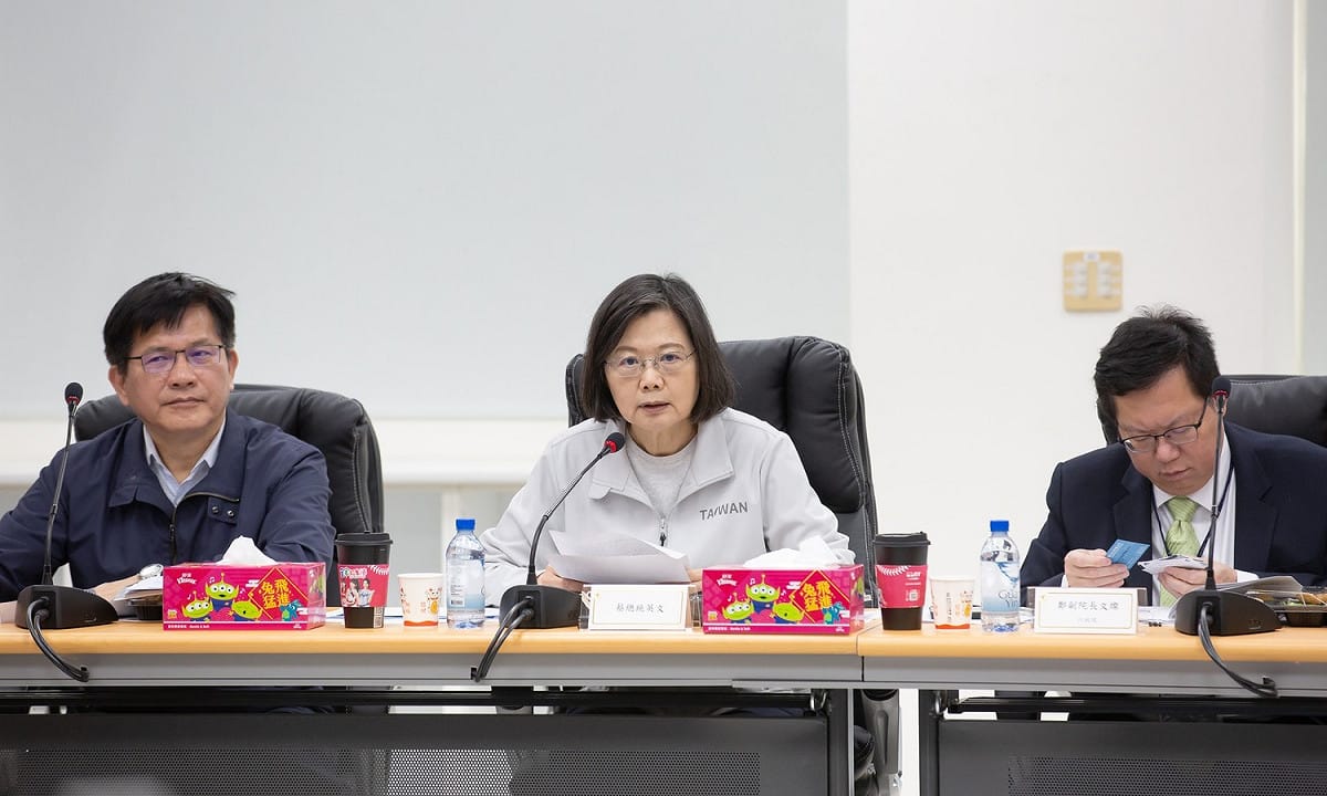 總統蔡英文25日前往位於嘉義朴子的亞洲無人機AI創新應用研發中心視察。總統府秘書長林佳龍、行政院副院長鄭文燦陪同。 圖：翻攝林佳龍臉書