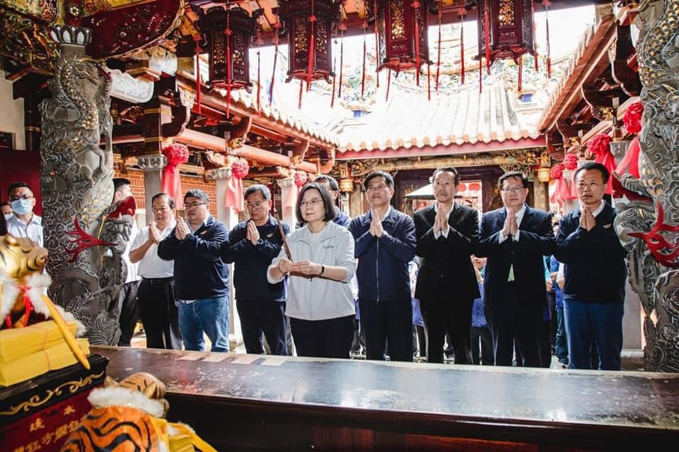 總統蔡英文親至嘉義朴子配天宮參香，祈求媽祖保佑盡早下雨、解除旱象。 圖：翻攝林佳龍臉書