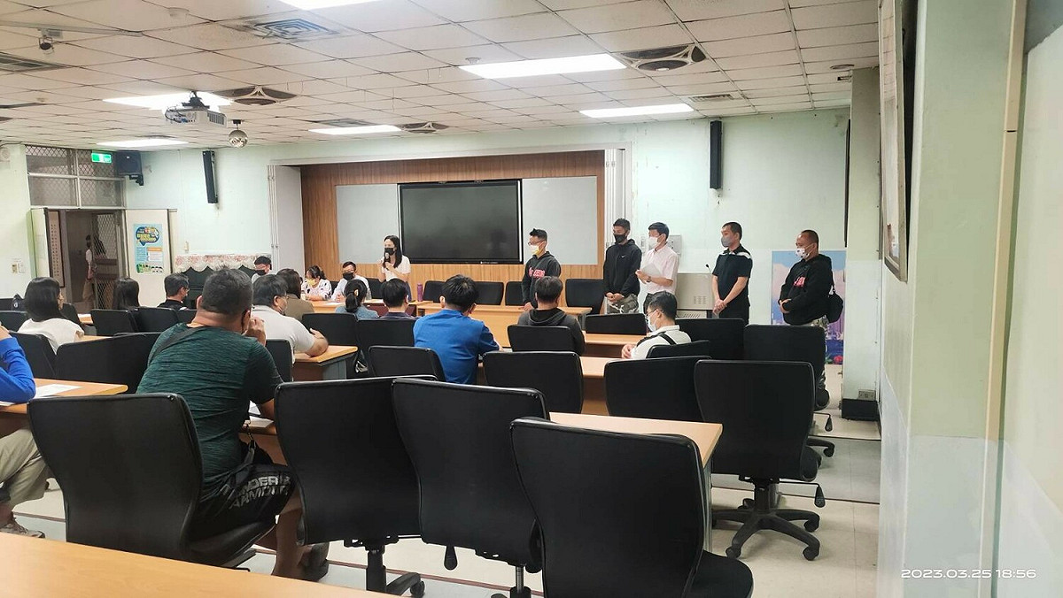 校方出席廠商說明會，共同向家長道歉。 圖：周春米團隊提供
