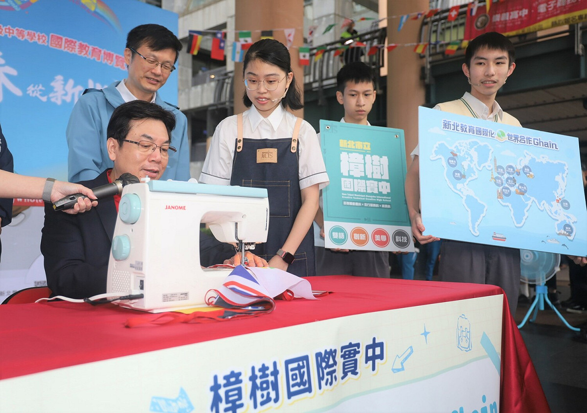 劉和然與樟樹國際實中學生互動，體驗手作縫紉，完成象徵國際交流的各國國旗。 圖：新北市教育局提供