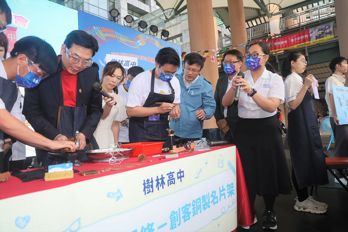 劉和然與樹林高中學子對話，了解高中多元選修課程，學生帶副市長製作創客銅製名片架。 圖：新北市教育局提供