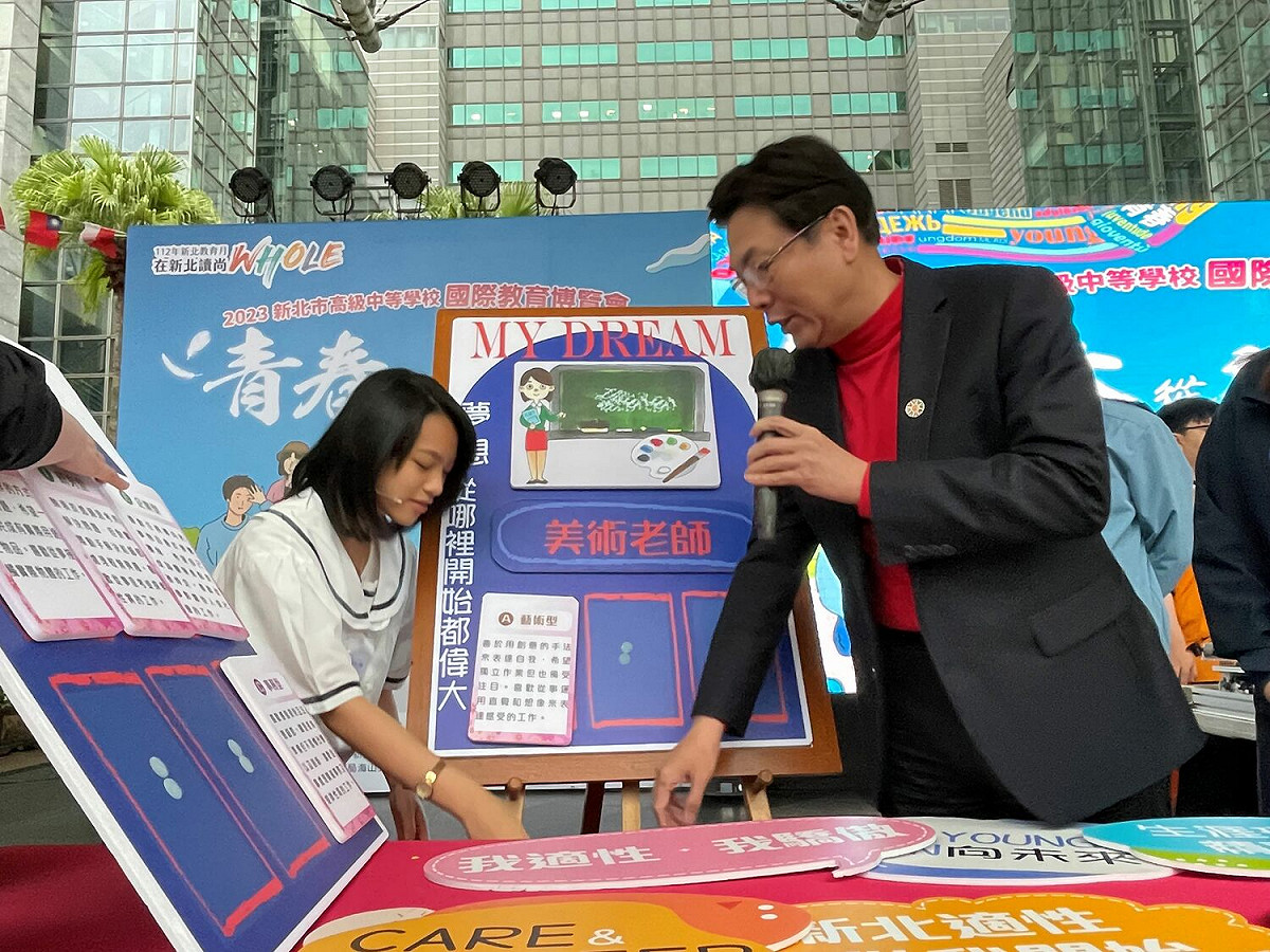 劉和然於適性輔導區，與大觀國中美術班學生許家甄談職業夢想。 圖：新北市教育局提供