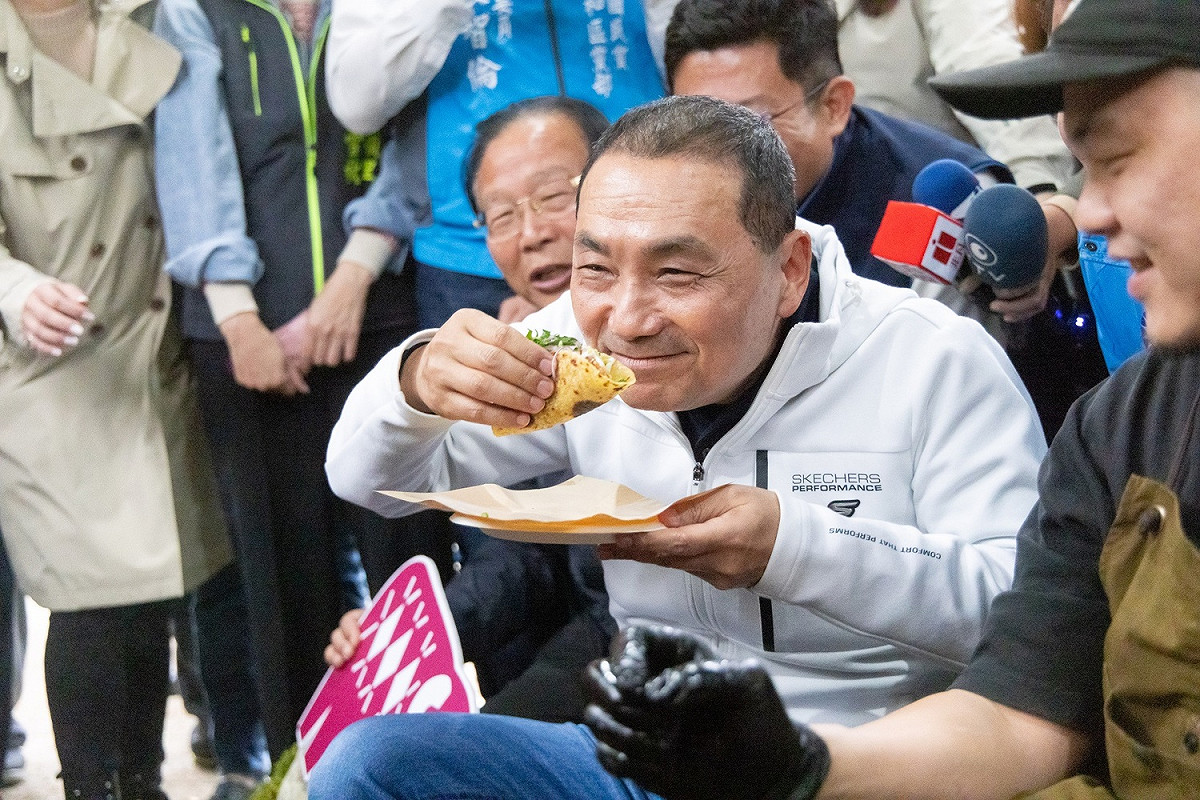 2023新北多元文化節接地祭「美味森市」登場，侯友宜歡迎大家用美食串起多元文化情誼。 圖：新北市新聞局提供