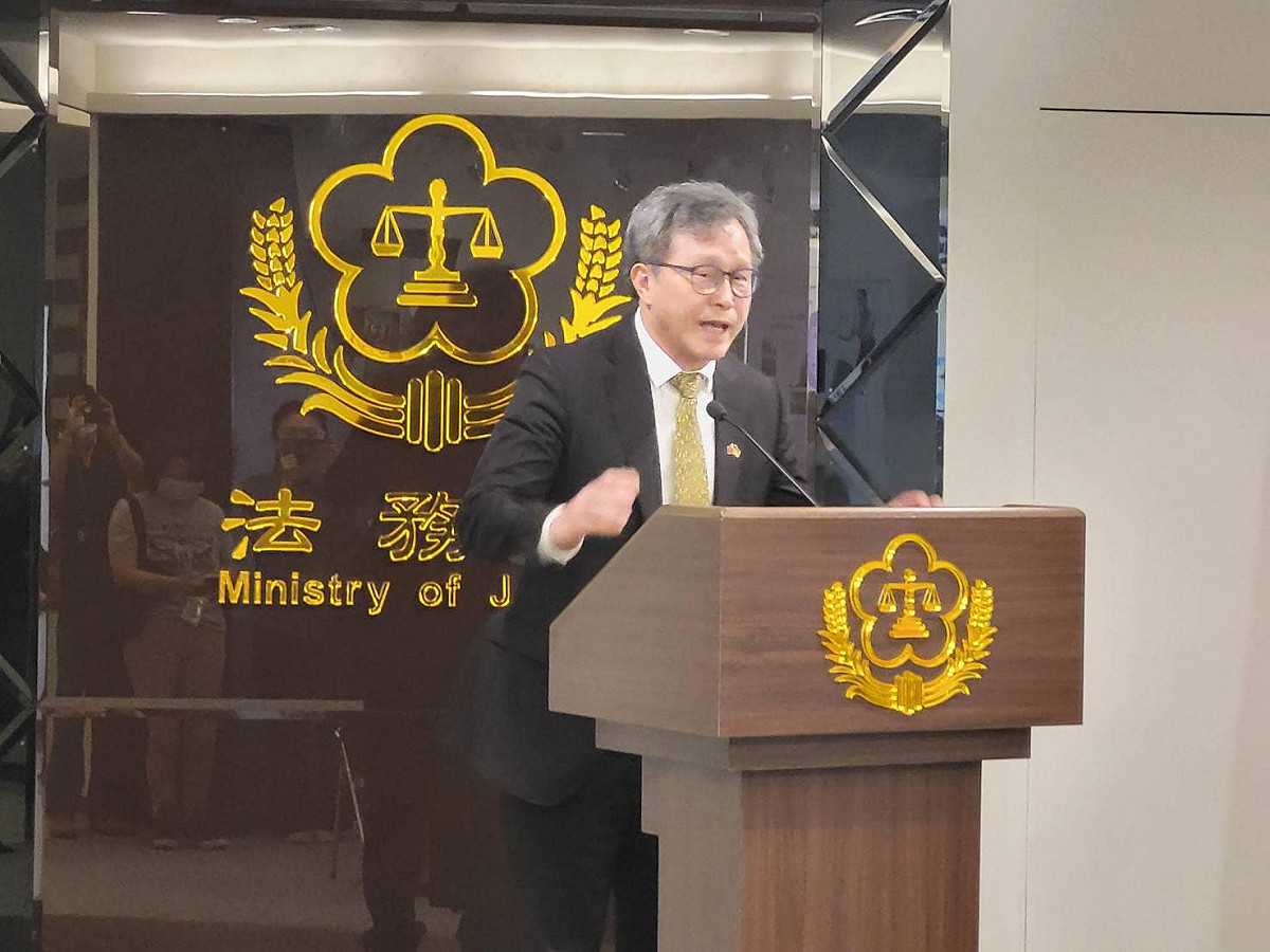駐德代表謝志偉剛好因為公務短暫返台，隨即又急忙趕回德國的工作崗位。 圖：翻攝自謝志偉臉書