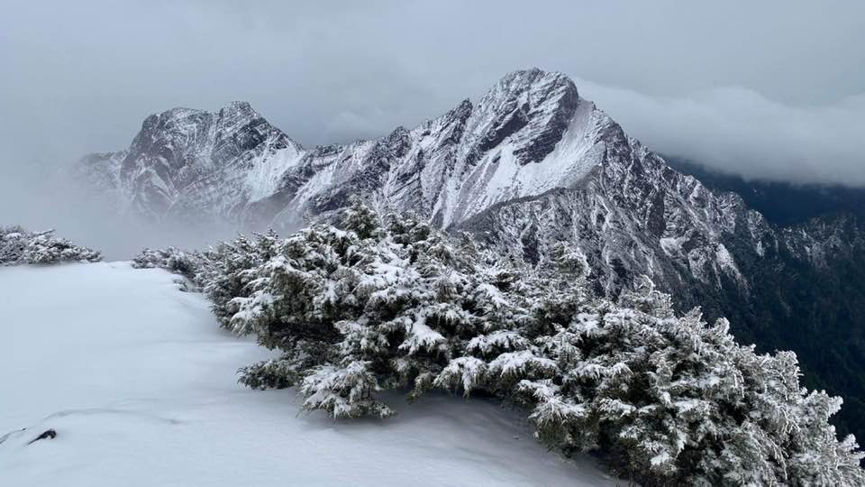 中央氣象局長鄭明典曬出玉山的絕美銀白雪景照，表示「新雪最美」！ 圖：翻攝自中央氣象局長鄭明典臉書
