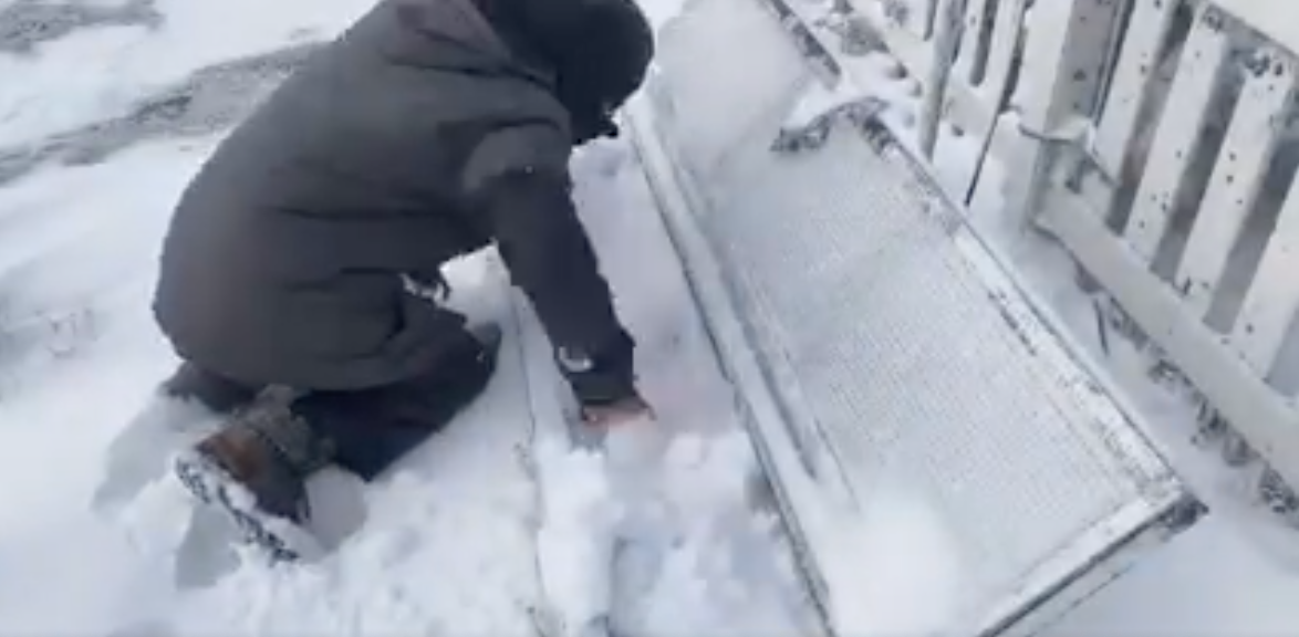 鄭明典於臉書發出工作站人員清雪影片。 圖：翻攝自中央氣象局長鄭明典臉書