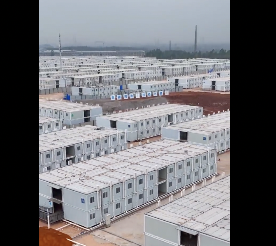 廣東清遠方艙醫院區成爛尾區，大部分基建至今都尚未完工。 圖：翻攝自「Jacobson貼貼BOT」推特