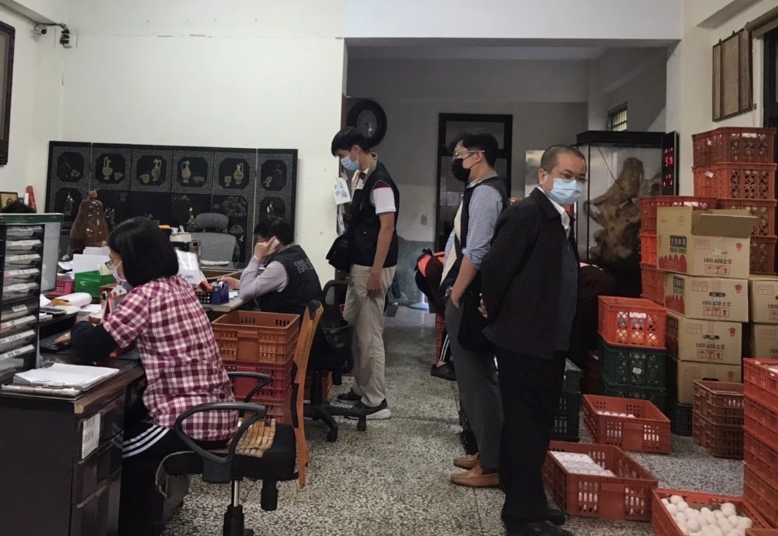 高市府消保官會同調查局稽查大型蛋商。 圖：高雄市行政暨國際處/提供