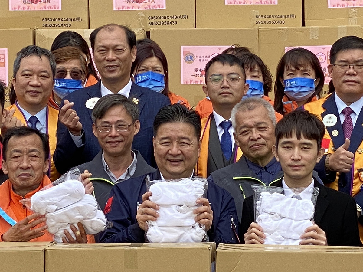 新北市議員林金結（前排中）攜手土城區社團、企業及地方人士獻愛心，捐贈5萬雙台灣製襪子給土耳其，協助災後重建。 圖：新北市議員林金結服務處提供