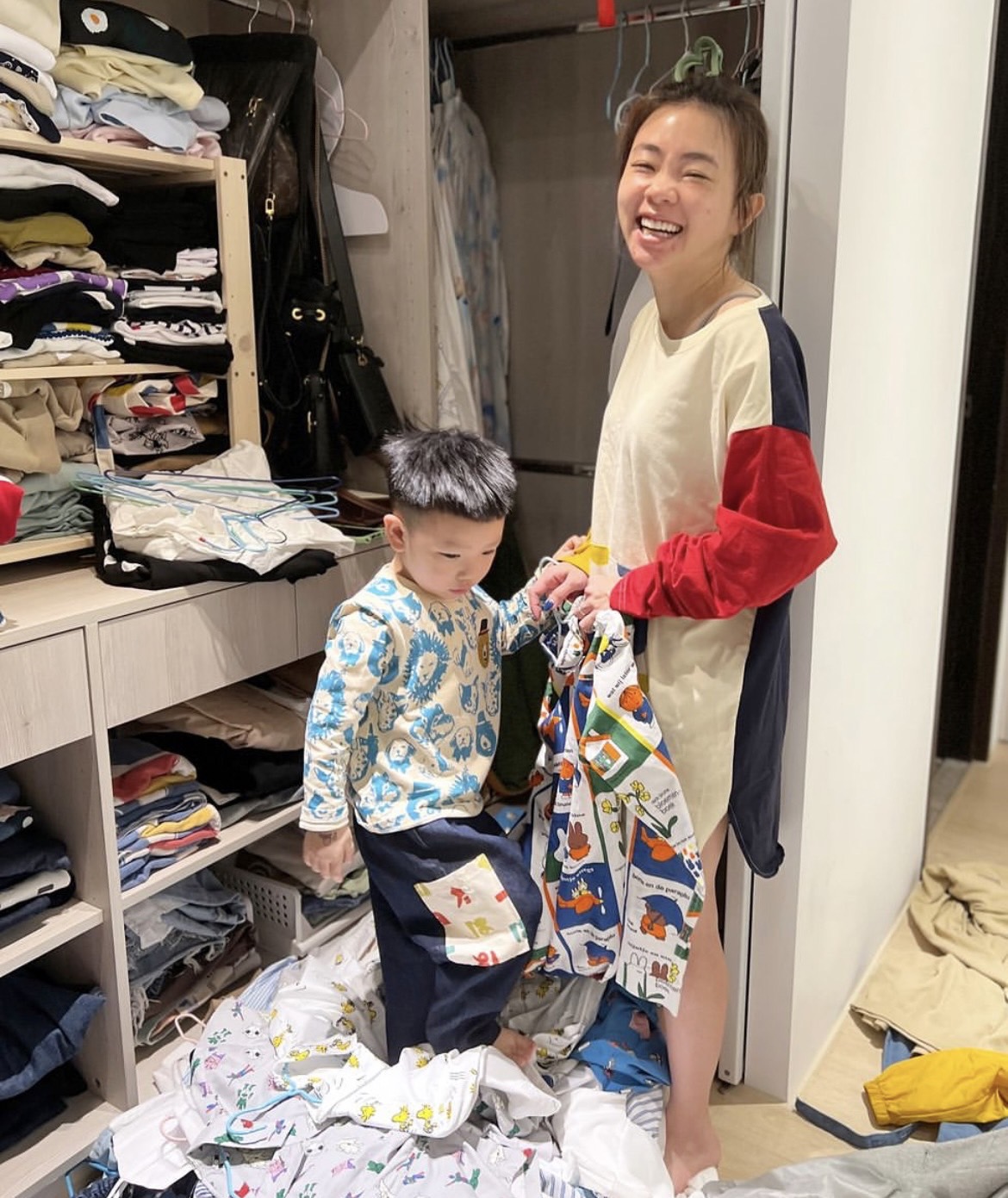 蔡波能幫媽媽整理衣服。 圖：翻攝自蔡波能IG
