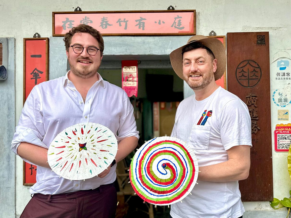 戴伊(右)體驗手繪美濃紙傘。 圖：高雄市行政暨國際處/提供