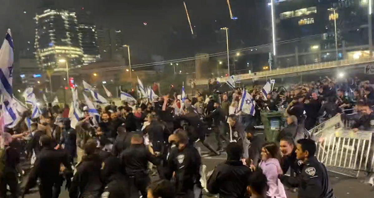 以色列抗議民眾與警方爆發推擠衝突。 圖: 翻攝自  @RyanShead 推特