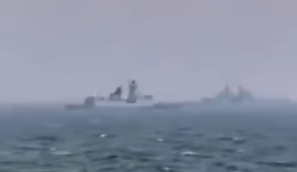 陸媒表示，解放軍艦艇在南海驅離美艦。 圖: 翻攝自《騰訊新聞》「鋒芒 FM」