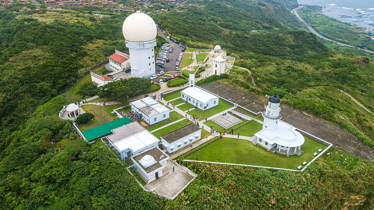 走訪國境之東三貂角燈塔，欣賞美麗的海岸景觀。 圖：新北市觀旅局提供