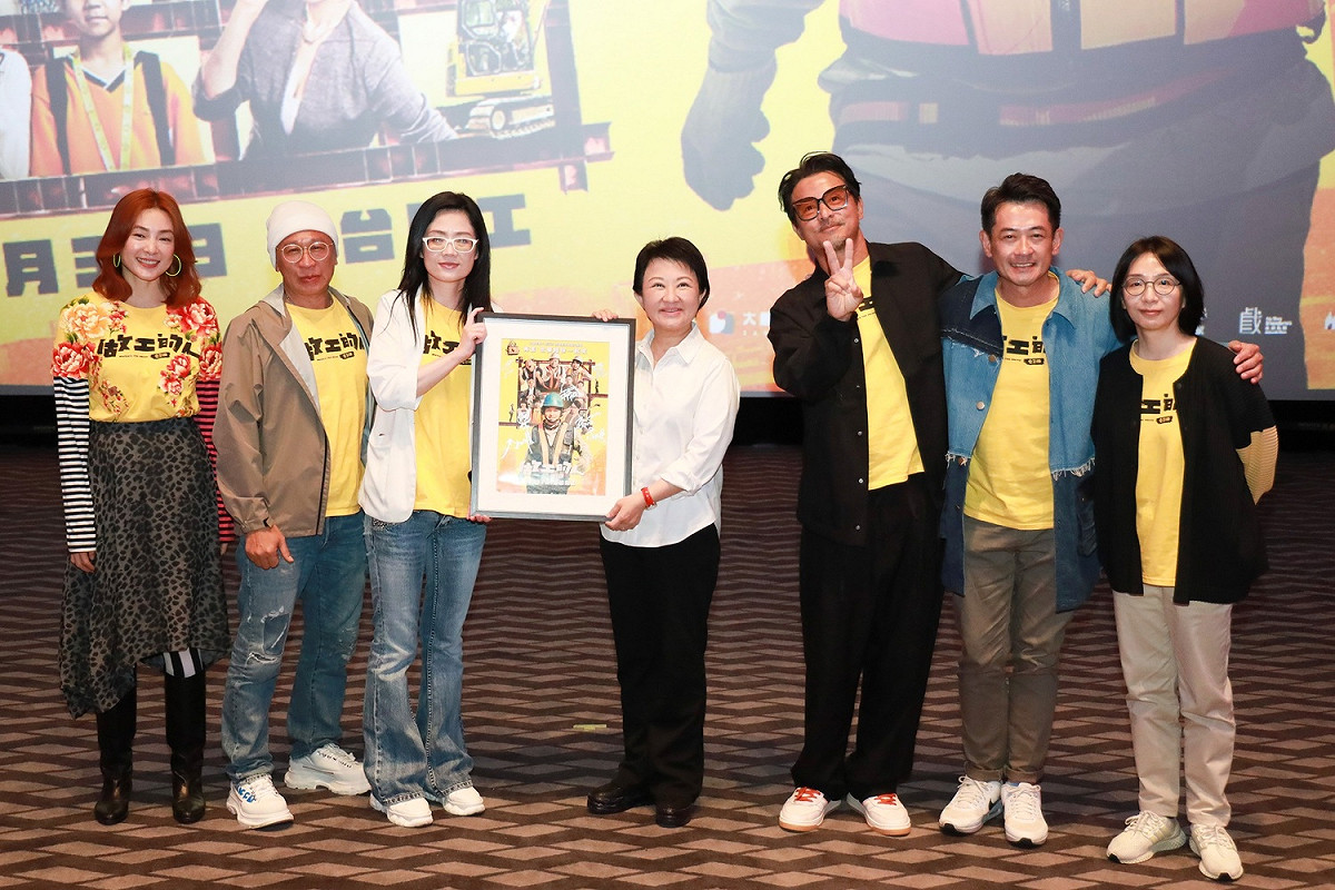 導演鄭芬芬（左三)與同劇監製與演員，致贈電影簽名版海報給台中市長盧秀燕。 台中市政府/提供