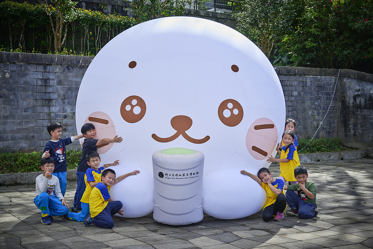 趁連假來茶博館把可愛的小白「豹」緊處理！ 圖：新北市文化局提供