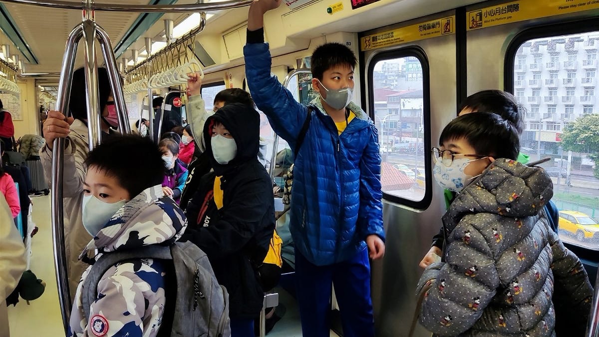 中港國小學生正在執行「青春小伴旅」活動任務，學生自行搭乘捷運前往紅樹林。 圖：新北市教育局提供