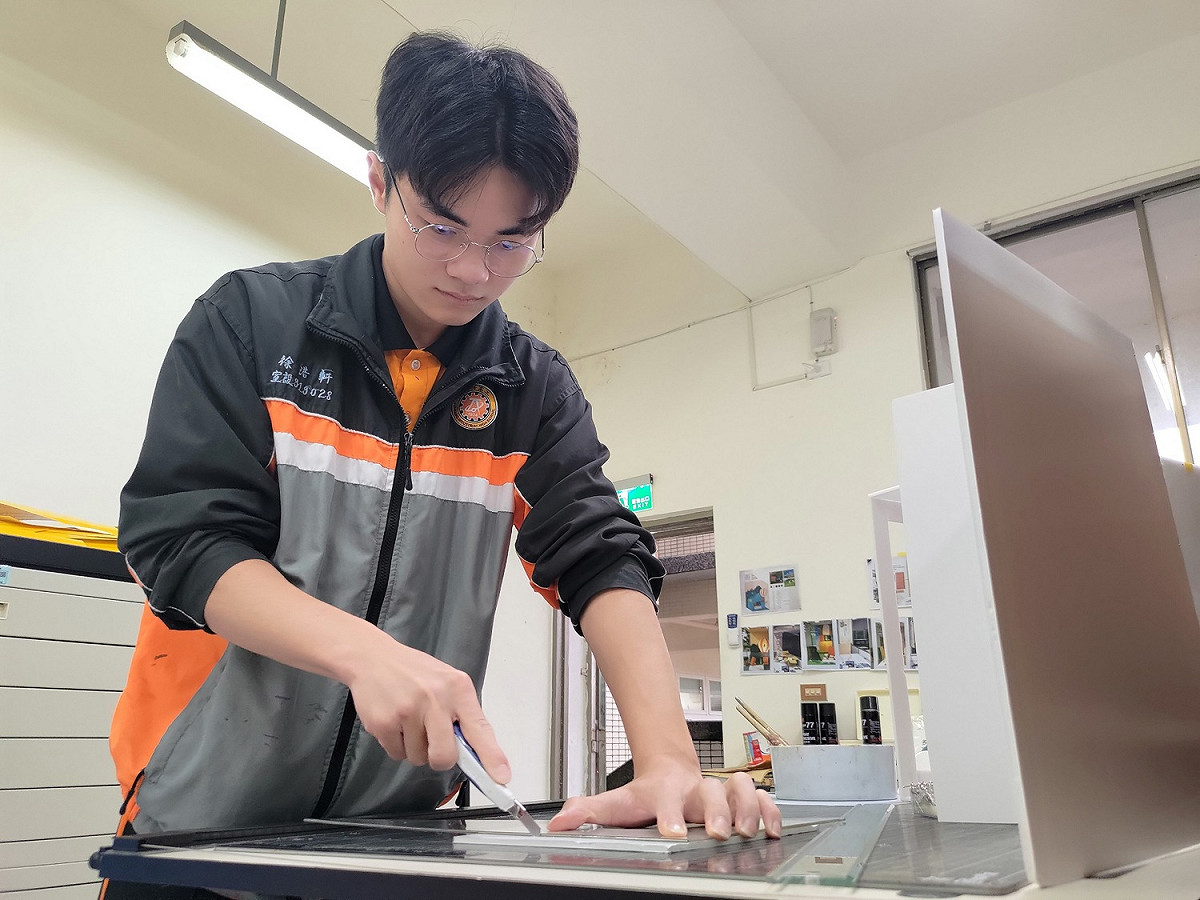 瑞芳高工室內設計科三年級同學徐浩軒獲第一名佳績。 圖：新北市教育局提供