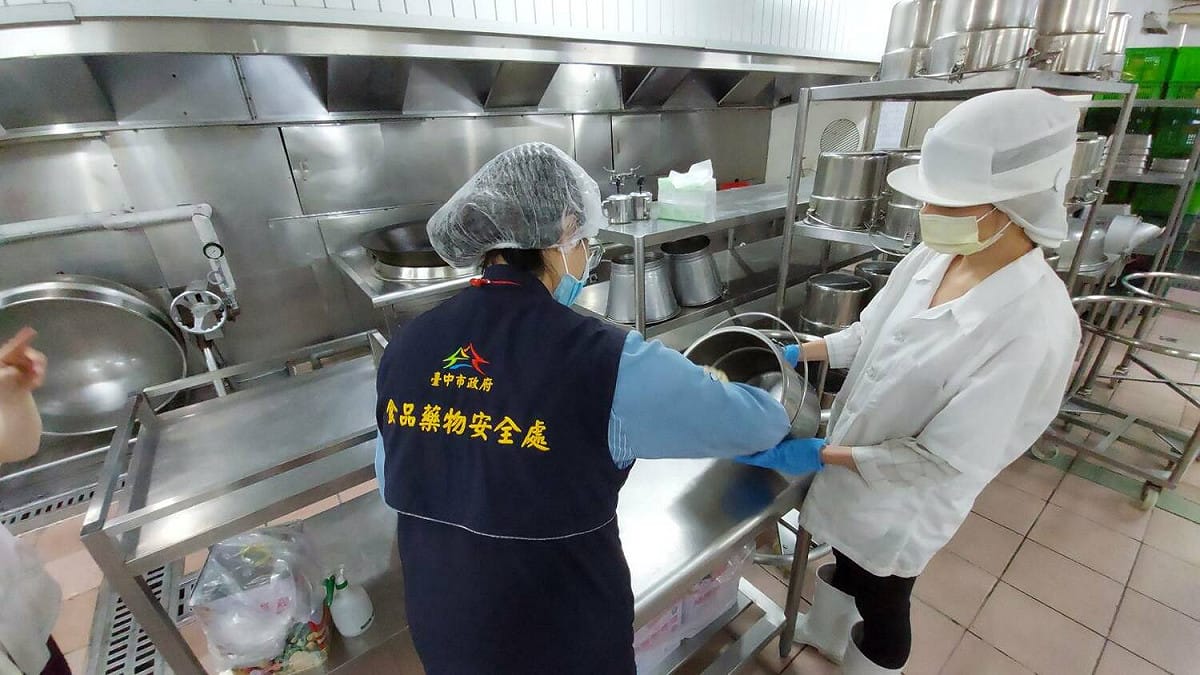 食安處派員到學校廚房採取檢體。 台中市府/提供