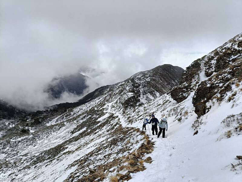 下週一開始華南雲雨區東移中部以北轉濕冷，高山有望迎初雪。 圖：雪霸國家公園管理處／提供 (資料照)