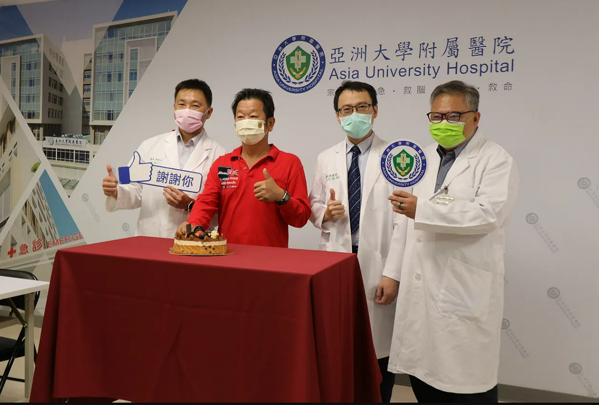 吳先生為B肝患者且無追蹤病況，因每日喝酒肝臟長出20公分巨大腫瘤。亞洲大學附設醫院今與他共同召開記者會表示，公開以「四箭療法」治療並切除吳先生腫瘤的相關流程。 圖：亞洲大學附設醫院／提供