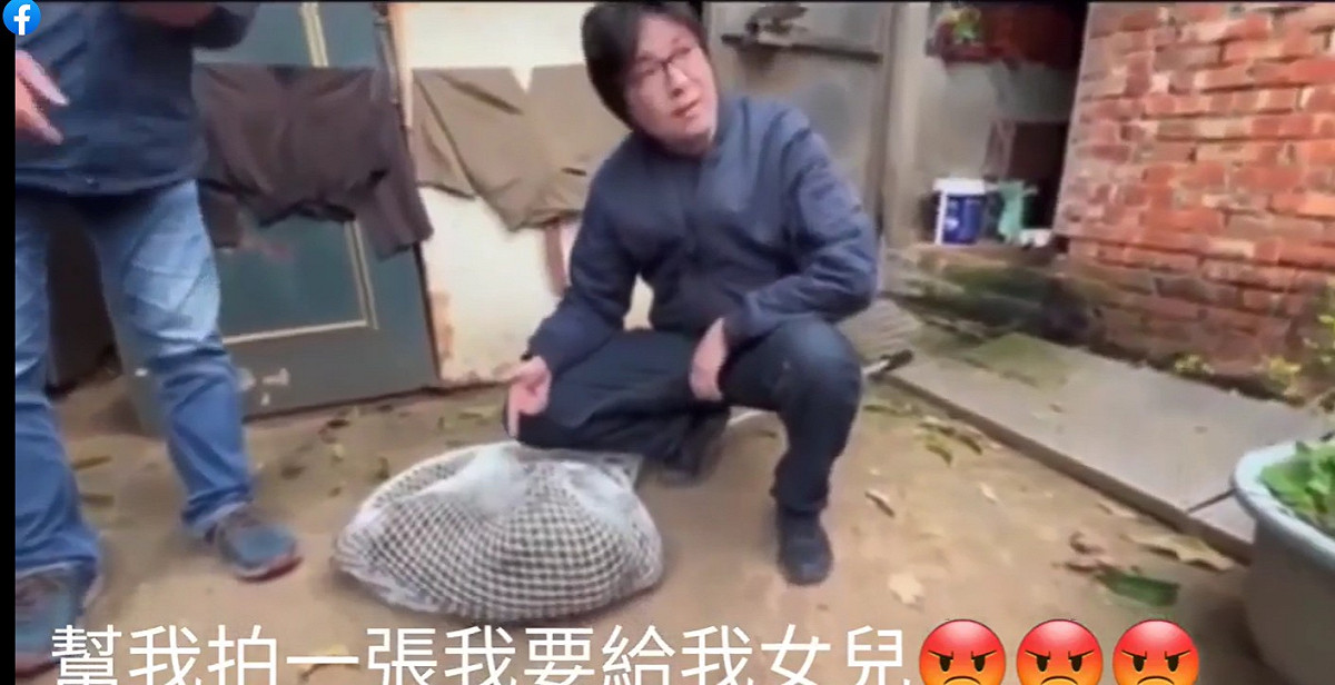 桃園市農業局人員拿出手機和奄奄一息的狒狒擺拍，要求「幫我拍一張，我要給我女兒」。 圖：翻攝王浩宇臉書