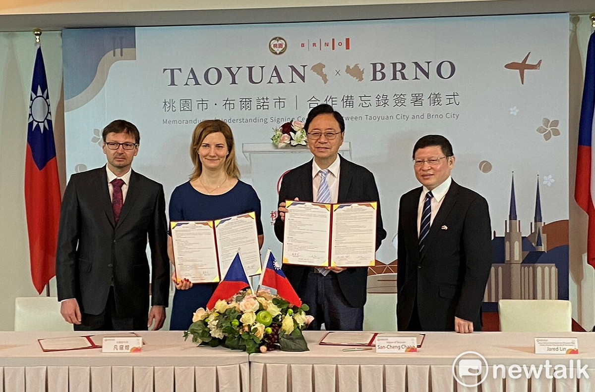 桃園市長張善政今（27）日與捷克布爾諾市長凡寇娃（Markéta Vaňková）共同簽署兩市合作備忘錄。 圖：林昀真／攝