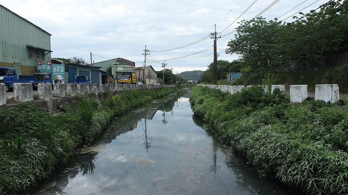 水湳溝護岸破損老舊遭掏空，有防汛安全疑慮，且承載雨污水，渠底逆坡流速不足致滋生惡臭，故進行整建工程（圖為施工前）。 圖：新北市水利局提供