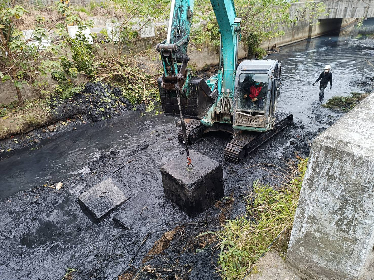 「新北市蘆洲水湳溝排水改善暨環境優化工程」已開工，進行鼎塊堆置施工便道及圍水作業。 圖：新北市水利局提供