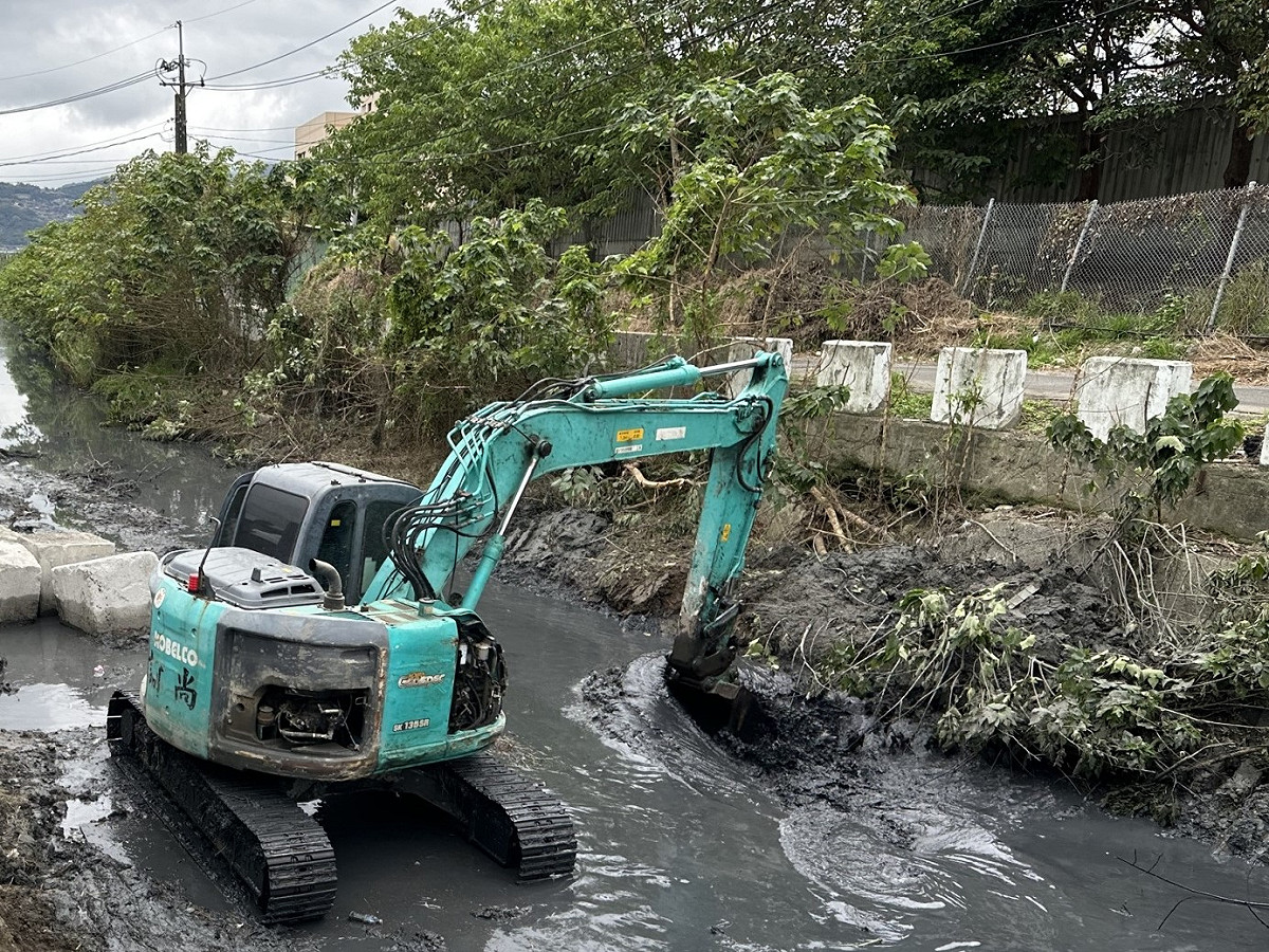 蘆洲水湳溝排水改善暨環境優化工程」兩側整地雜木清理情形。 圖：新北市水利局提供