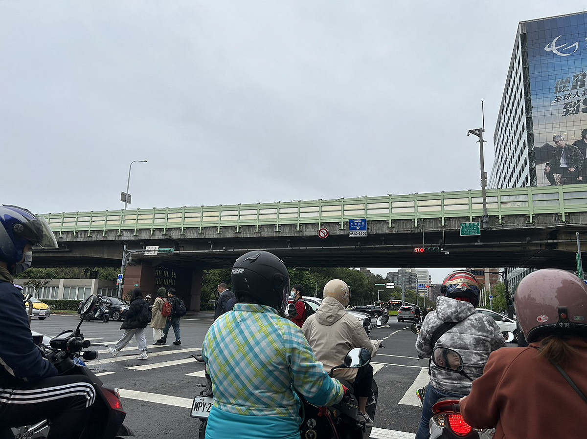今(28)日受到東北季風影響，北部及東北部天氣較涼。 圖：林岑韋／攝