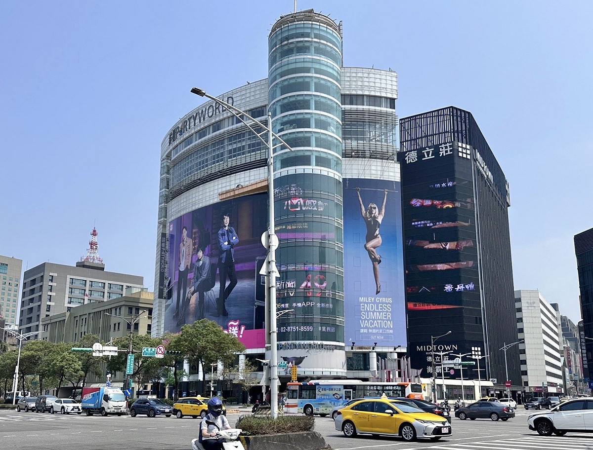 麥莉（Miley Cyrus）的新專輯宣傳廣告被以為是日本第一男公關羅蘭。 圖：SONY MUSIC／提供