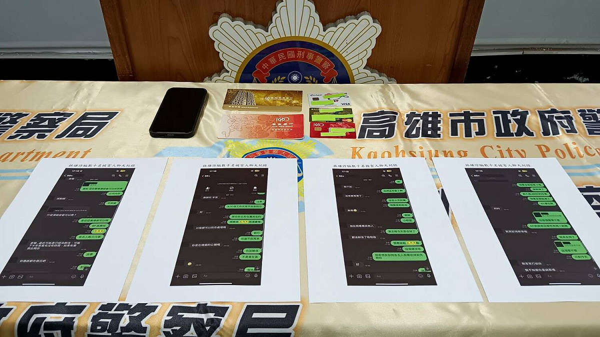高市警查扣嫌犯銀行存摺、提款卡及Line對話截圖。 圖：高雄市刑大/提供