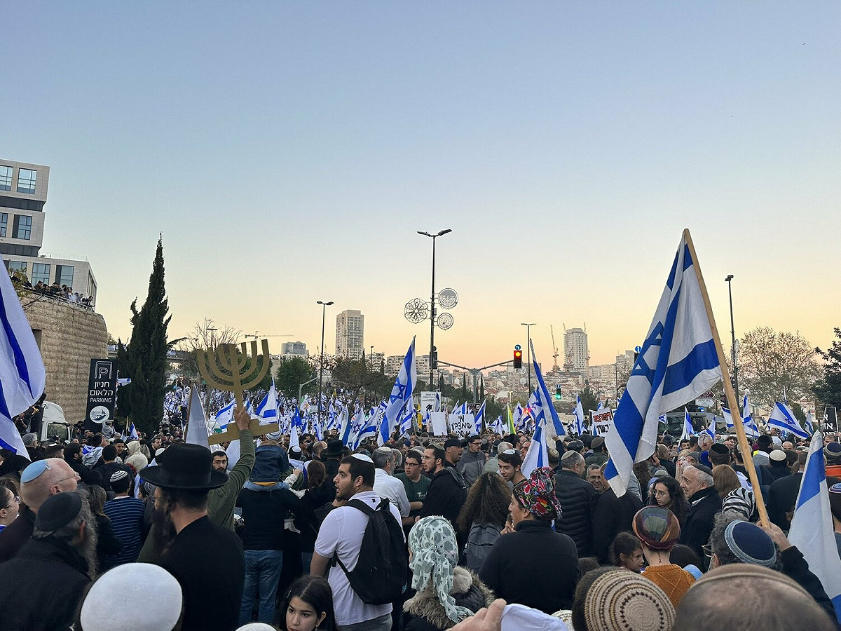 以色列民眾揮舞國旗抗議。 圖：翻攝自 @GiladHadari推特