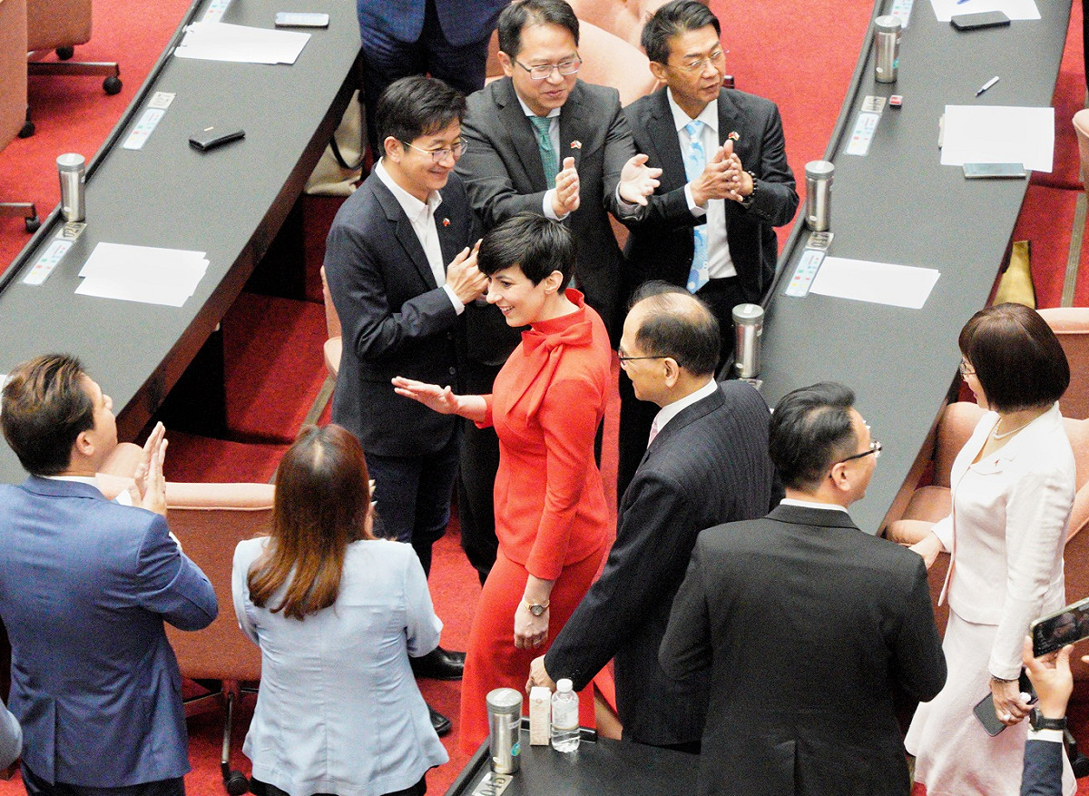 艾達莫娃在立法院長游錫堃的陪同下進入立法院議場，朝野立委起立鼓掌致意。 圖：張良一/攝