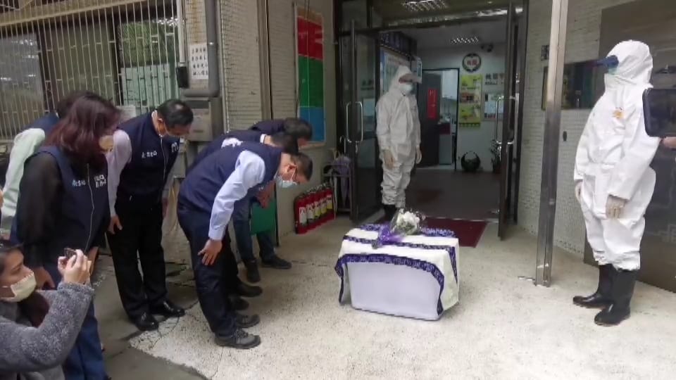 狒狒遺體今早由動保處人員專車護送至台北市立動物園，出發前桃市農業局同仁向狒狒鞠躬道歉致意。 圖：林昀真/翻攝