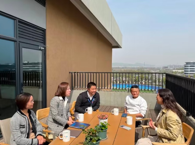 在中國境外做「地球流浪者」一年多的馬雲(右二)回到了杭州。 圖 : 翻攝自雲谷教育(資料照)