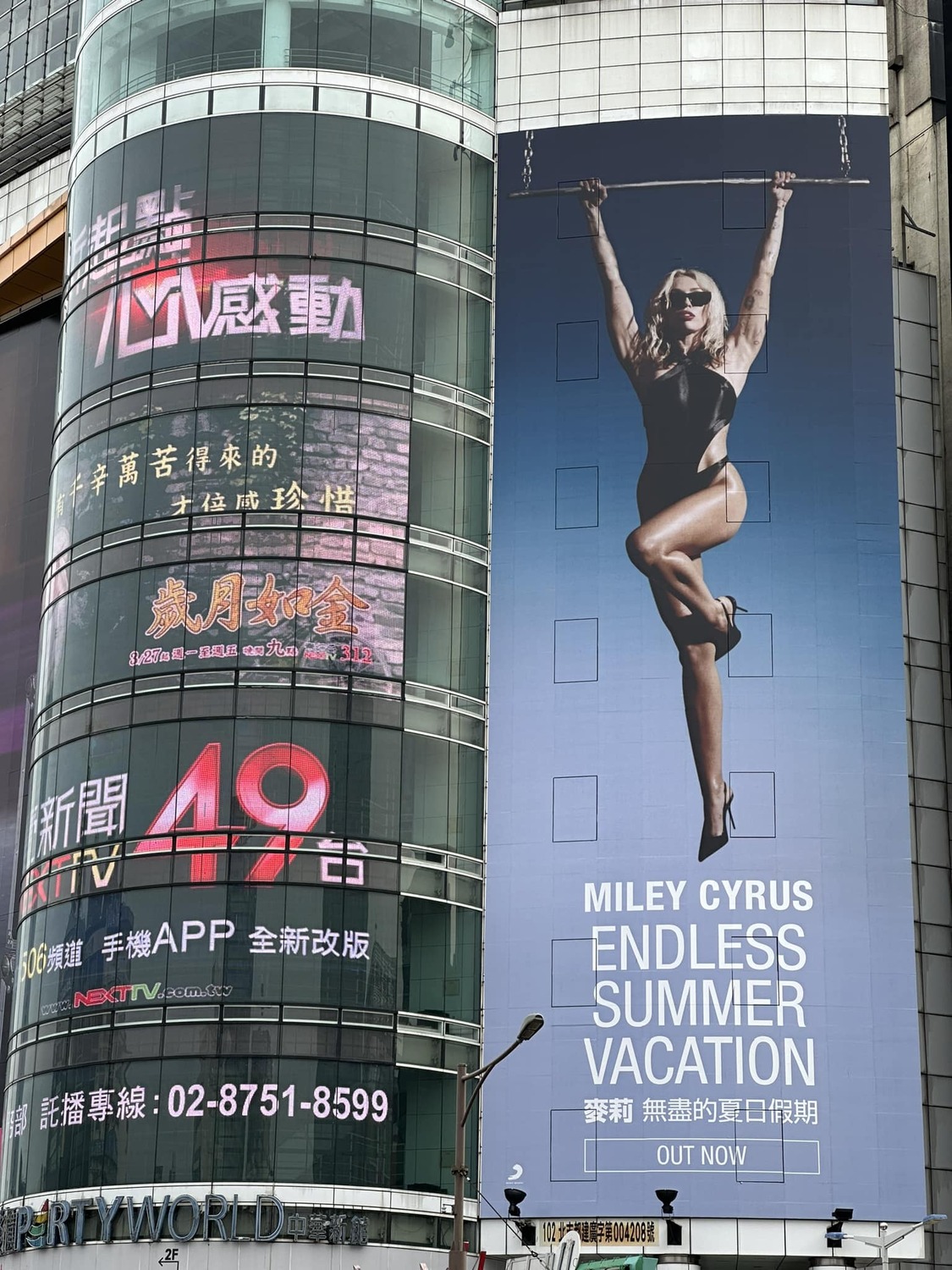麥莉（Miley Cyrus）的新專輯宣傳廣告被以為是日本第一男公關羅蘭。 圖：翻攝自「路上觀察學院」