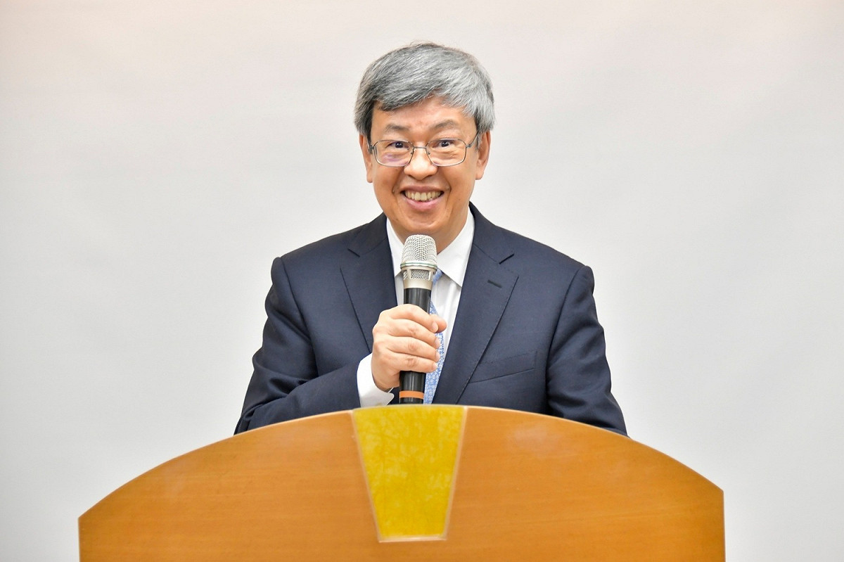 行政院長陳建仁今（28）天上午視察全民共享普發現金1988客服專線中心。 圖：行政院提供